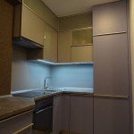 Nr:8. Fronty szafek z  płyty laminowanej oraz szklane w ramce aluminiowej.
