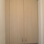 Nr: 4 . Szafka w kolorze  drewnopodobnym z płyty ( laminowanej ).