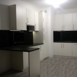 Nr: 9.   Fronty szafek z płyty laminowanej. Na ścianie szkło,(czarny lakobel)
